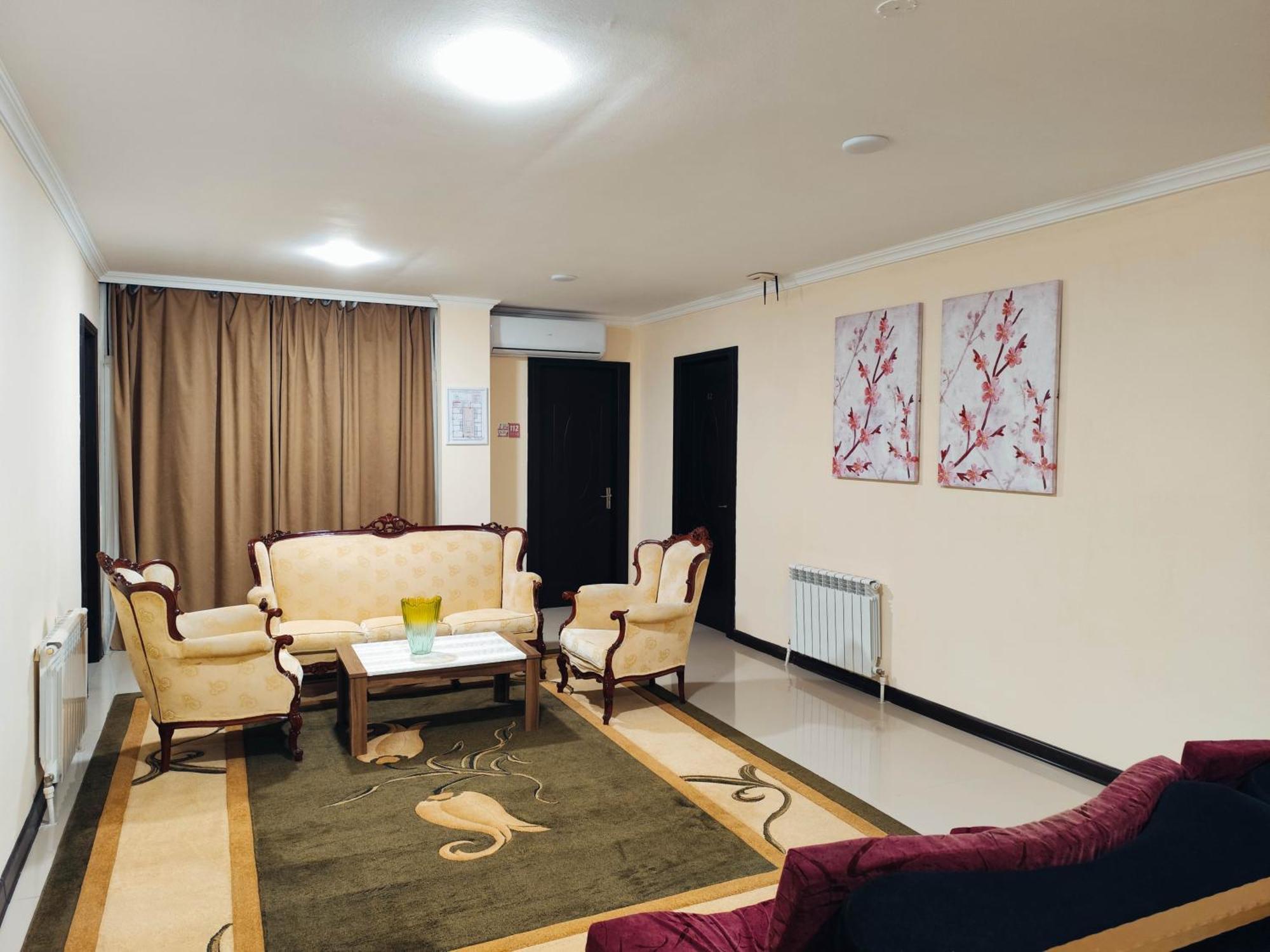 Chill Out Hotel 츠할투보 외부 사진